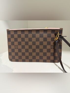 Louis Vuitton neverfull pouch